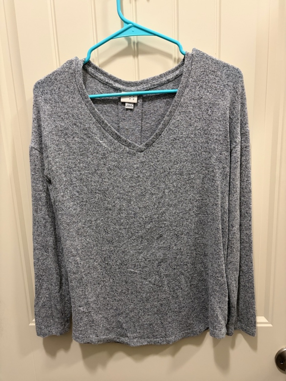 Soft V-Neck Long Sleeve Top in Heather Gray